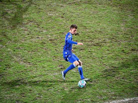 Rasen in schlechtem Zustand: KSC-Profi Benjamin Goller bemüht sich im Heimspiel gegen Hannover 96 um Ballkontrolle. 