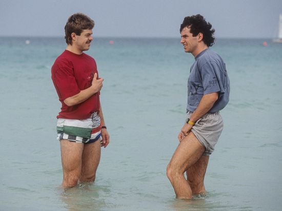 Am Strand von Dubai: Der Schrecken steckte den KSC-Profis Gunther Metz und Lars Schmidt (rechts) nach der Anreise noch in den Gliedern.