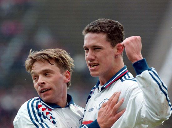 Das Idol als Teamkollege: Der KSC-Stürmer Sean Dundee (rechts) war Mitte der 1990er auch dank der Assists von Weltmeister Thomas Häßler einer der besten Bundesliga-Torjäger. 