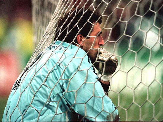 Fassungslos im Netz: KSC-Schlussmann Claus Reitmaier am 3. Dezember 1996 nach der 0:5-Niederlage gegen Bröndby, die er sogar noch in Grenzen hielt. 