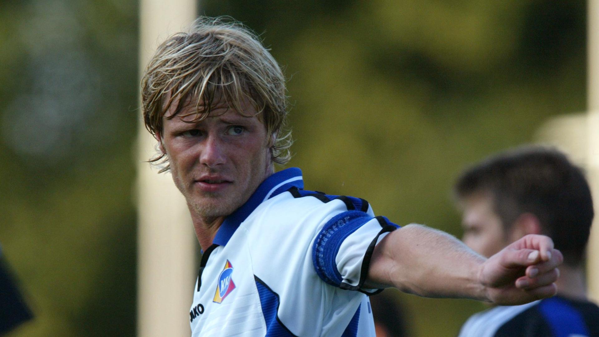 Kapitän mit 22: Marco Engelhardt im KSC-Trikot während eines Saisonvorbereitungsspiels am 15. Juli 2003 gegen den FC Brügge. 