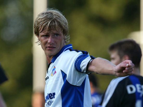 Kapitän mit 22: Marco Engelhardt im KSC-Trikot während eines Saisonvorbereitungsspiels am 15. Juli 2003 gegen den FC Brügge. 