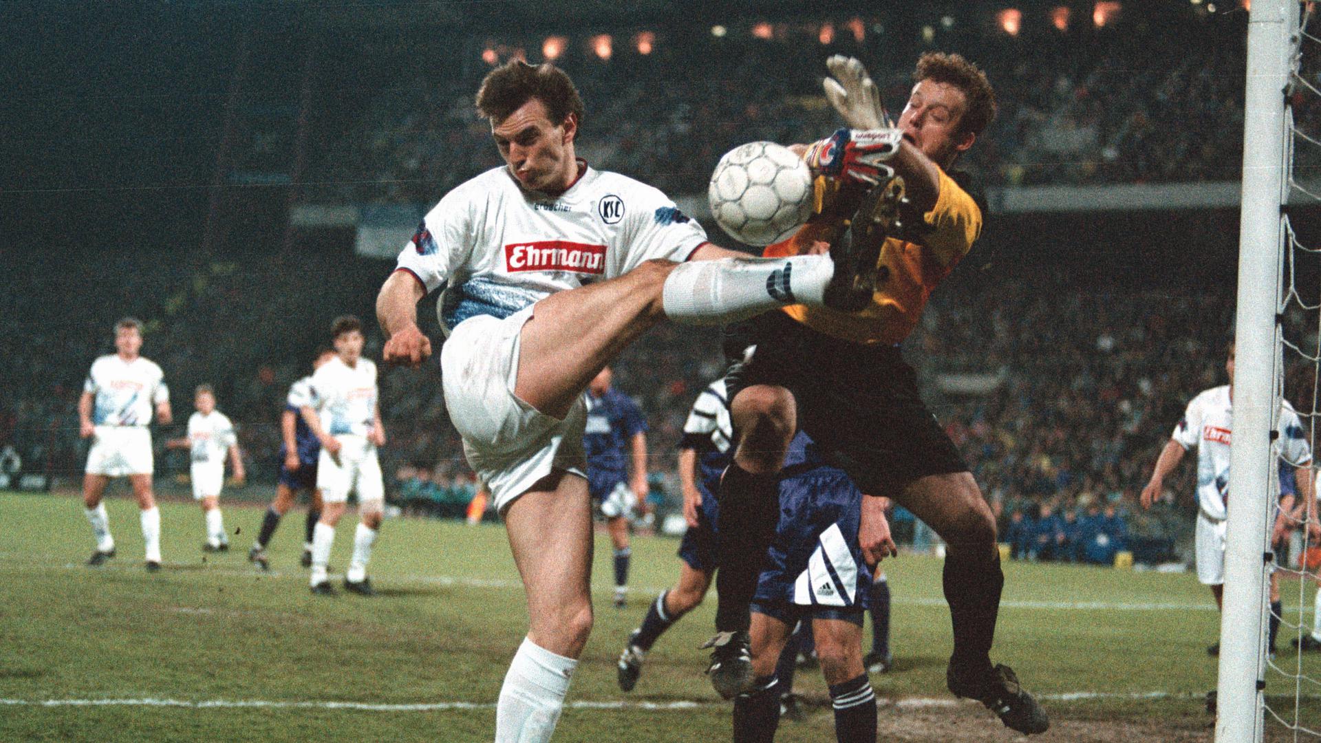 Der frühe Nowotny: Mit dem KSC verpasste Jens Nowotny im April 1994 gegen Casino Salzburg den möglichen Einzug ins Finale des Europapokals. 