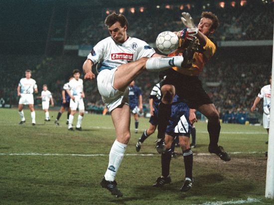 Der frühe Nowotny: Mit dem KSC verpasste Jens Nowotny im April 1994 gegen Casino Salzburg den möglichen Einzug in das Halbfinale des Europapokals. 