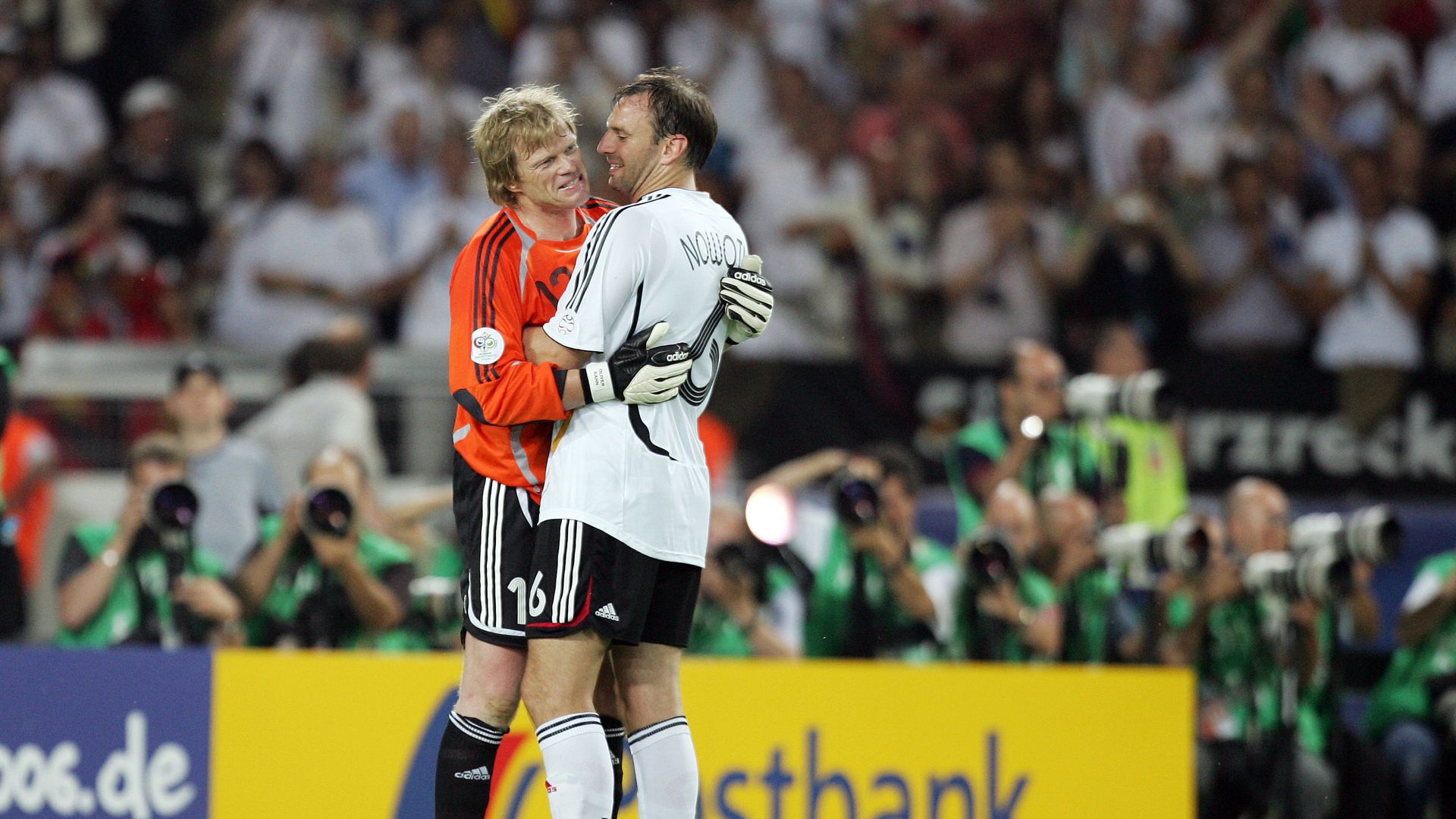 Karlsruher Connection: Die beim KSC groß gewordenen Oliver Kahn und Jens Nowotny freuen sich nach dem Spiel gegen Portugal gemeinsam über den dritten Platz bei der Heim-WM 2006.