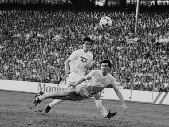 Schaufliegen: Vier Tage zuvor hatte Helmut Hermann den KSC in die Bundesliga geschossen, als er am 10. Juni 1987 mit dem KSC ein 1:1 gegen St. Pauli nachlegte. 