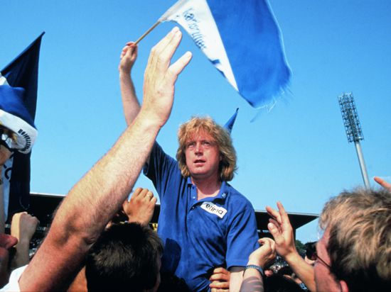 Auf Händen getragen: Winfried Schäfer prägte als Trainer zwischen 1986 und 1998 die erfolgreichste Phase des Karlsruher SC.  