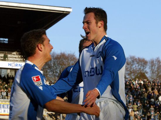 Dusch-Episode vergessen: Als Sebastian Freis (rechts), wie am 12. November 2004 gegen Eintracht Trier Tore erzielte, freute sich auch KSC-Kollege Thomas Kies mit dem und für den frechen Aufsteiger. 