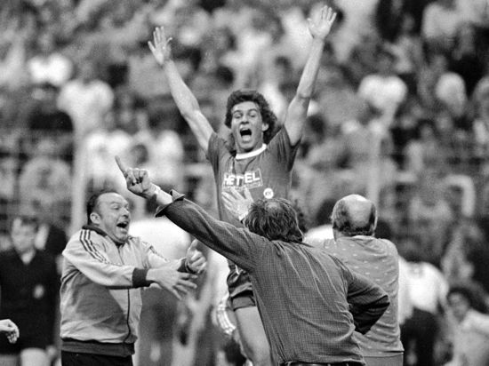 Bundesliga, wir kommen: Uwe Dittus jubelt mit Zeugwart Seppl Klimesch und Trainer Manfred Krafft (rechts) am 13. Juni 1980 über das 3:1 gegen Essen.  