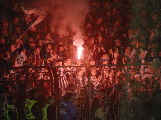 Die Fans des Karlsruher SC feiern den historischen Kantersieg gegen Valencia.  