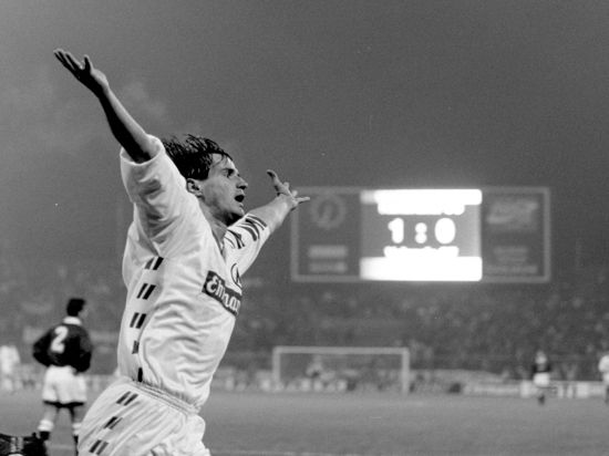 Tag der Legendenbildung: Edgar Schmitt jubelt am 2. November 1993 beim 7:0 des KSC gegen Spaniens Spitzenreiter CF Valencia viermal. 