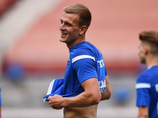 Lachen macht locker: Alexander Groiß wartet beim Karlsruher SC auch im dritten Jahr auf seinen Durchbruch. Der Mittelfeldspieler lässt nichts unversucht.  