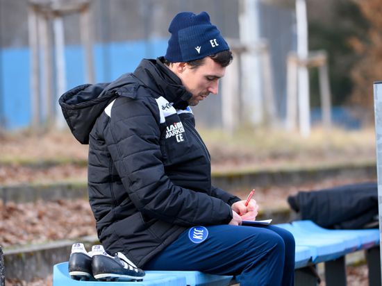Zettel-Eichner: KSC-Trainer Christian Eichner macht sich während der Übungseinheit seiner Mannschaft Notizen. 