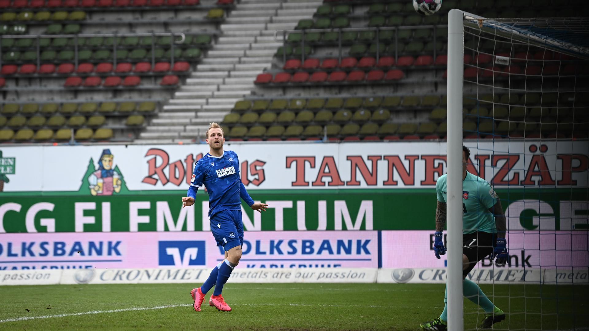 Großchance zum 2:0: Nach einem Kopfball des achtmaligen Saisontorschützen Philipp Hofmann klatschte die Kugel ans Lattenkreuz des von Kevin Müller gehüteten Heidenheimer Tores. 