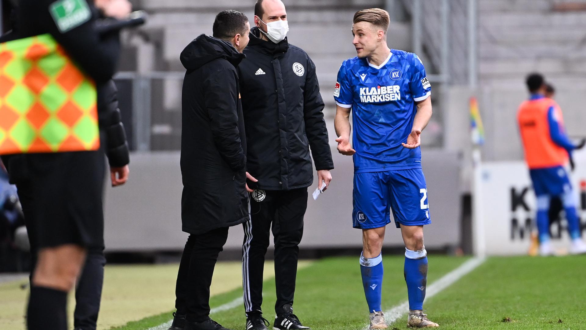 Kurze Kappelei: Karlsruhes Rechtsverteidiger Marco Thiede gerät mit Regensburgs Trainer Mersad Selimbegovic aneinander. Wenig später vertragen sich die Männer wieder.