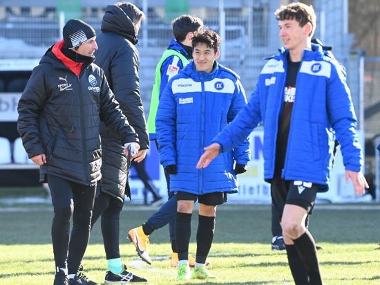 Glücklich nach Spielende: Karlsruhes Doppel-Torschütze Kyoung-Rok Choi verlässt nach dem 3:2-Sieg seiner Mannschaft in Sandhausen den Ort des Geschehens. 