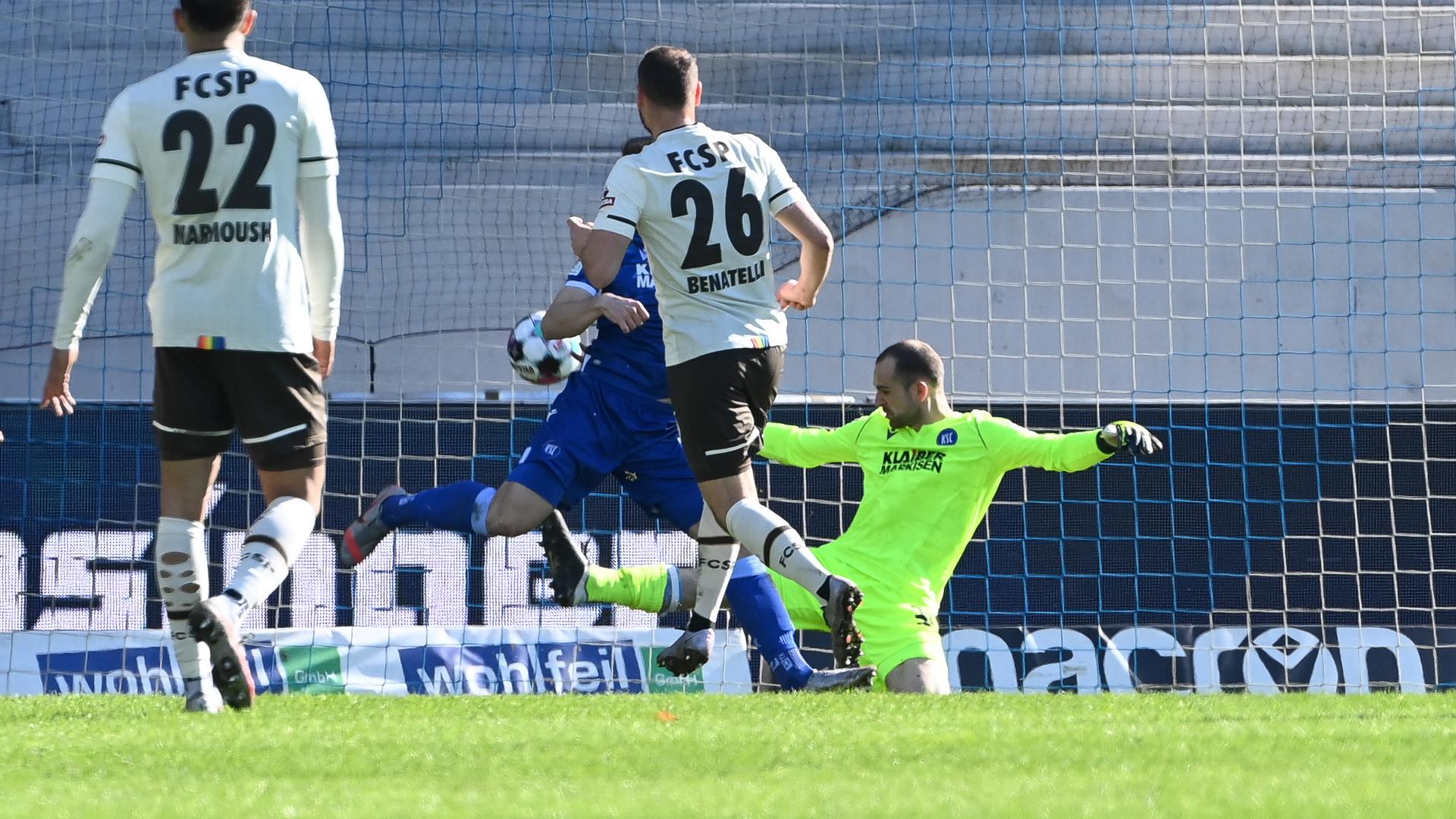 Gersbecks zweite Glanztat: Mit einer starken Parade gegen St. Paulis Mittelfeldspieler Rico Benatelli verhindert der KSC-Schlussmann in der 57. Spielminute einen Rückstand seiner Mannschaft. 