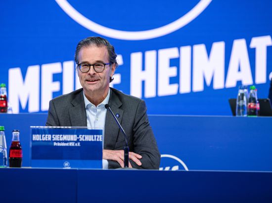 Versammlungsleiter: KSC-Präsident Holger Siegmund-Schultze während der Mitgliederversammlung, die er von Wössingen aus in die Kamera hinein moderierte. 