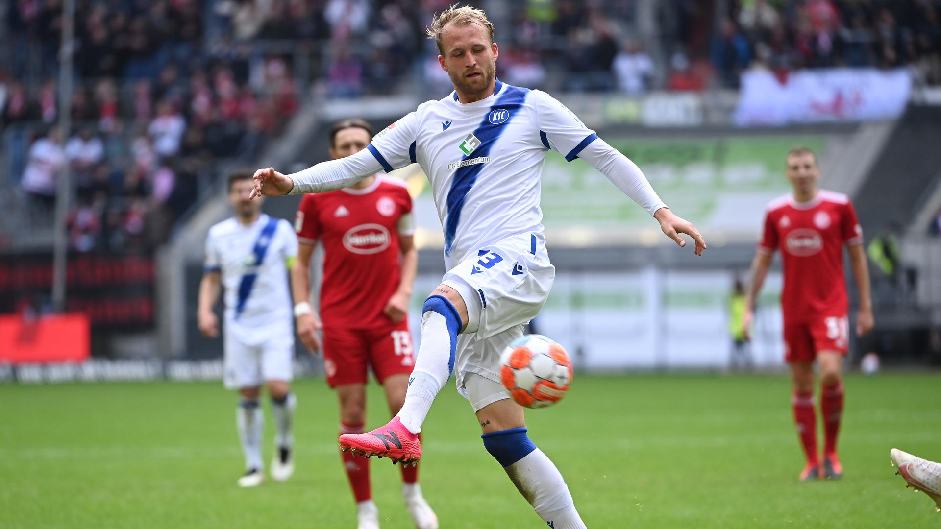 Top-motiviert: Den Schwung vom Mittwoch möchte KSC-Stürmer Philipp Hofmann in die Duelle mit Paderborns Innenverteidiger Uwe Hünemeier mitnehmen. 