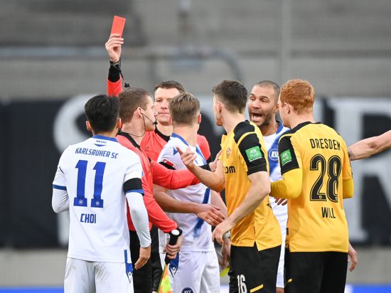 Anfang vom Ende für den KSC:Schiedsrichter Benjamin Cortus zeigt dem bereits verwarnten Karlsruher Kyong-Rok Choi nach dessen Frustfoul Gelb-Rot. 