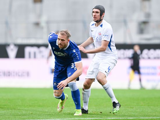 Duell ohne Sieger: Der KSC trennt sich mit seinem Torsschützen Philipp Hofmann mit einem 2:2-Unentschieden vom Aufsteiger Hansa Rostock, bei dem der Ex-Karlsruher Damian Rossbach (rechts) verteidigte.