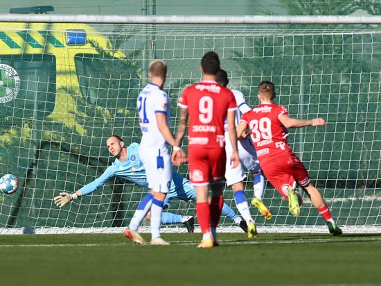 Zu spät im Eck: Torwart Marius Gerbeck kassiert kurz vor der Pause nach dem Freistoß des Ungarn von Gabór Molnár den 0:1-Rückstand. 