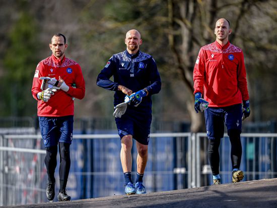 Klare Verhältnisse: Torwarttrainer Markus Miller, umrahmt von Marius Gersbeck (links) und dessen Stellvertreter Markus Kuster, auf dem Weg zu einer Trainingseinheit. 