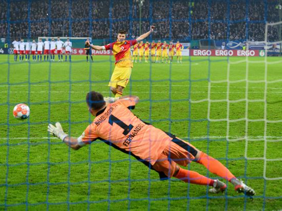 Moment der Leere bein KSC: Daniel O´Shaughnessys Elfmeter landet am Pfosten. Mit diesem Schlusspunkt im Pokal-Drama beim HSV hatten die Karlsruher den Einzug in das Halbfinale verpasst. 
