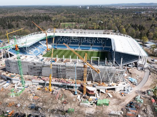 Im Werden: Das neue Wildparkstadion bietet den wieder zugelassenen Zuschauern einen Vorgeschmack von dem, was sie ab Sommer nach dessen Fertigstellung erwartet. 