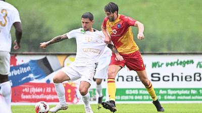 Kaum im Spiel: KSC-Neuzugang Simone Rapp im Kampf um den Ball mit dem bei  Ferencváros Budapest verteidigenden Muhamed Besic. 