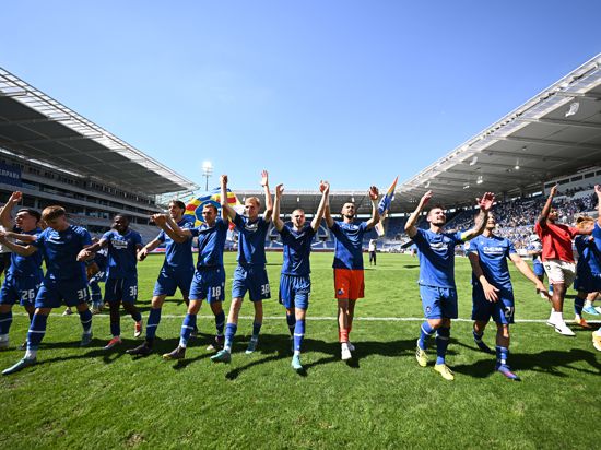 Schlussjubel: Die Mannschaft des KSC feiert nach dem ersten Saisonsieg gegen den SV Sandhausen mit ihren Fans den 3:2-Erfolg im Wildparkstadion. 