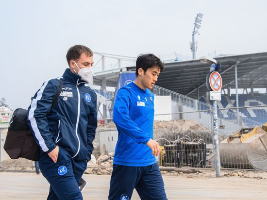 Auf dem Weg: Kyoung-Rok Choi, begleitet von Physiotherapeut Johannes Haberlandt, meldete sich nach dem Abschlusstraining gegenüber der Wildpark-Baustelle fit für St. Pauli. 