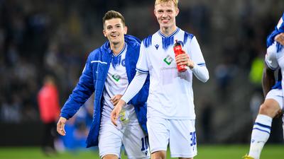 Reife Leistung: Siegtorschütze Marvin Wanitzek (rechts) und Mittelfeldkollege Tim Breithaupt nach Abpfiff in Bielefeld. 