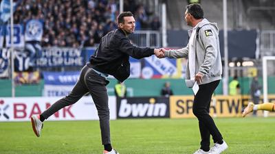 Handshake beim vorerst letztem Duell: KSC-Trainer Christian Eichner und der nach der 0:3-Niederlage in Sandhausen freigestellte Alois Schwartz.