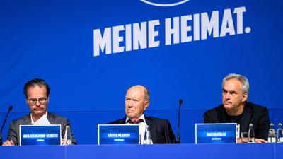 Verfahrene Verhältnisse: Zwischen dem KSC-Präsidenten Holger Siegmund-Schultze und seinen Vizepräsidenten Günter Pilarsky und Martin Müller (von links) sind Fronten entstanden. 