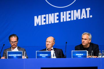 Während sich sowohl KSC-Präsident Holger Siegmund-Schultze (links) als auch Vize Martin Müller (rechts) in ihren Ämtern von Abwahlanträgen bedroht sehen, ist Günter Pilarsky vom scheinbaren Showdown nicht betroffen. 