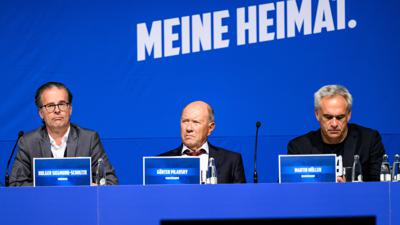 Auf Crash-Kurs: Präsident Holger Siegmund-Schultze blidet im Beirat mit Christian Fischer und Thomas H. Hock einen Block gegen seine Vizes Günter Pilarsky und Martin Müller. 