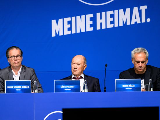 Auf Crash-Kurs: Präsident Holger Siegmund-Schultze blidet im Beirat mit Christian Fischer und Thomas H. Hock einen Block gegen seine Vizes Günter Pilarsky und Martin Müller. 