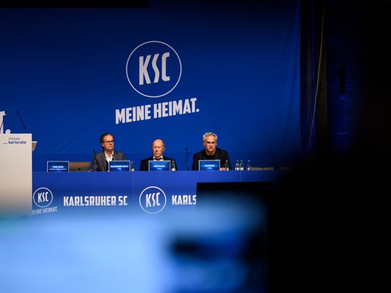 Zerstritten sind KSC-Präsident Holger Siegmund-Schultze und seine Vizepräsidenten Günter Pilarsky und Martin Müller (von links). 
