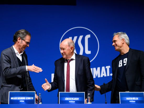 In den Ämtern bestätigt: Das KSC-Präsidium mit Holger Siegmund-Schultze und den beiden Vizepräsidenten Günter Pilarsky und Martin Mueller (von links).