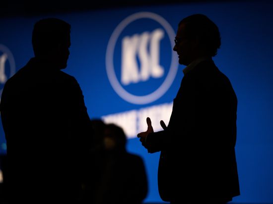 Schattenwurf: Der kaufmännische KSC-Geschäftsfuehrer Michael Becker (links) mit dem Beiratsvorsitzenden Holger Siegmund-Schultze am Rande der Mitgliederversammlung im Oktober. 