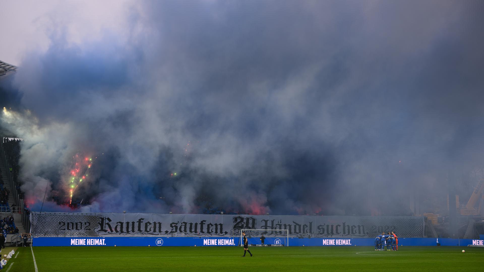 Viel Schall, viel Rauch: Die Partie des KSC gegen den FC St. Pauli konnte am Samstag nach einer Pyro-Aktion auf der Südtribüne wegen der Rauchentwicklung erst mit großer Verspätung angepfiffen werden. 