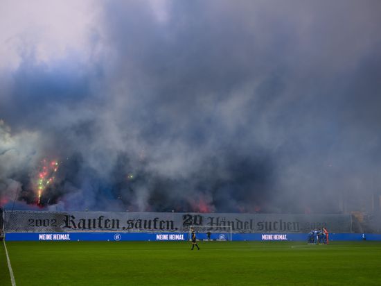 Viel Schall, viel Rauch: Die Partie des KSC gegen den FC St. Pauli konnte am Samstag nach einer Pyro-Aktion auf der Südtribüne wegen der Rauchentwicklung erst mit großer Verspätung angepfiffen werden. 