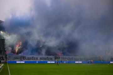 KSC-Fans zündeten vor dem Spiel gegen St. Pauli massiv Pyrotechnik.