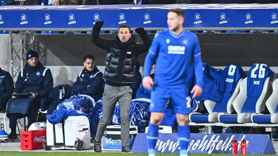Ohne Lohn: KSC-Trainer Christian Eichner gestikuliert während der Partie gegen den SC Paderborn, aus der Christoph Kobald (vorne) und seine Mitspieler nichts mitnahmen. 