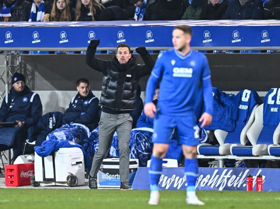 Ohne Lohn: KSC-Trainer Christian Eichner gestikuliert während der Partie gegen den SC Paderborn, aus der Christoph Kobald (vorne) und seine Mitspieler nichts mitnahmen. 