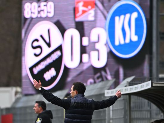 Eine Momentaufnahme: KSC-Trainer Christian Eichner in den letzten Momenten des dann mit 3:0 gewonnenen Nachbarschaftsduells beim SV Sandhausen. 