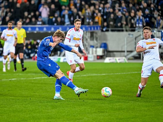 Das Tor des Abends: Mikkel Kaufmann zieht ab - und im nächsten Moment zappelt der von Jan Elvedi abgefälschte Ball im Netz des Regensburger Kastens. 