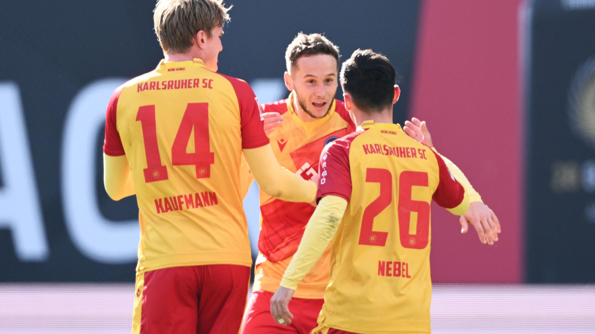 Starke Gefühle: Chrstoph Kobald und Mikkel Kaufmann beglückwünschen Paul Nebel, der den Treffer zum späteren 2:0-Endstand für den KSC besorgte.