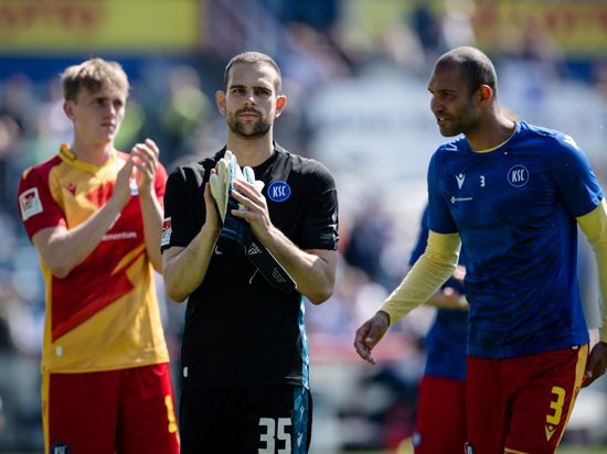 Die letzte gemeinsame Unternehmung haben Mikkel Kaufmann, Marius Gersbeck und Daniel Gordon (von links) mit dem KSC beim FC St. Pauli vor sich. 